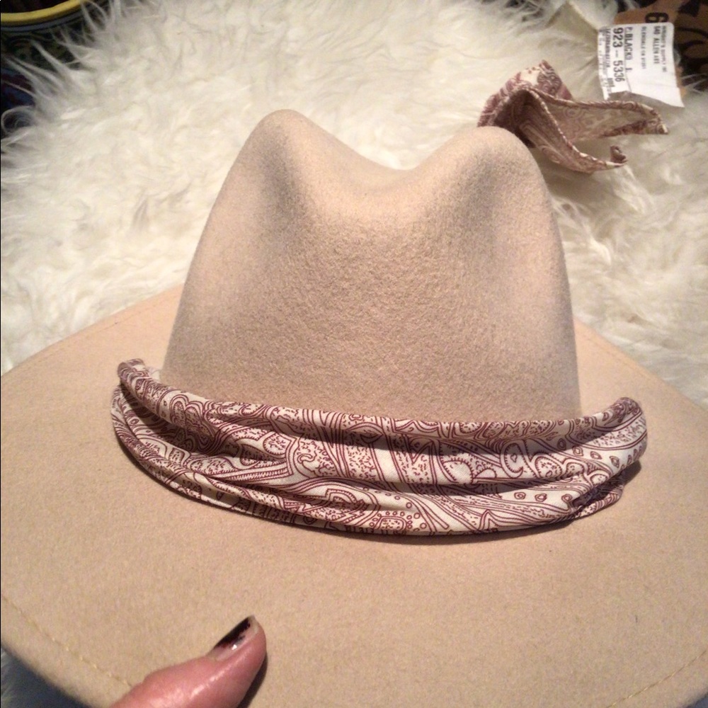 FINAL SALE ! Rare! 🌸Wyeth chin strap scarf hat